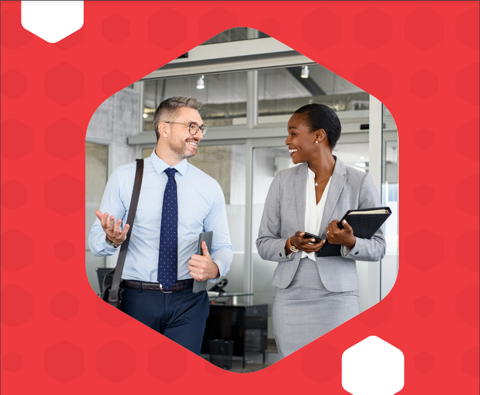 Ein Mann und eine Frau, gekleidet in professioneller Kleidung, die gehen, sprechen und sich anlcheln