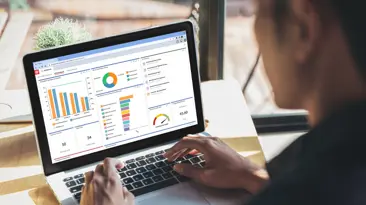 Una persona che digita sul proprio laptop
