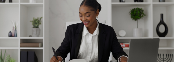 Uma mulher negra trabalhando em um escritrio moderno