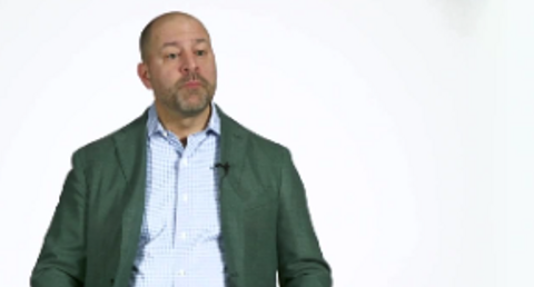 Ein Mann sitzt mit ernster Miene - American Library Association - Video-Coverbild