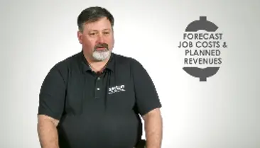Ein Mann in einem schwarzen Hemd steht vor einem wein Hintergrund