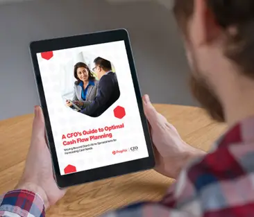 Una persona che tiene un iPad che visualizza un testo e due professionisti