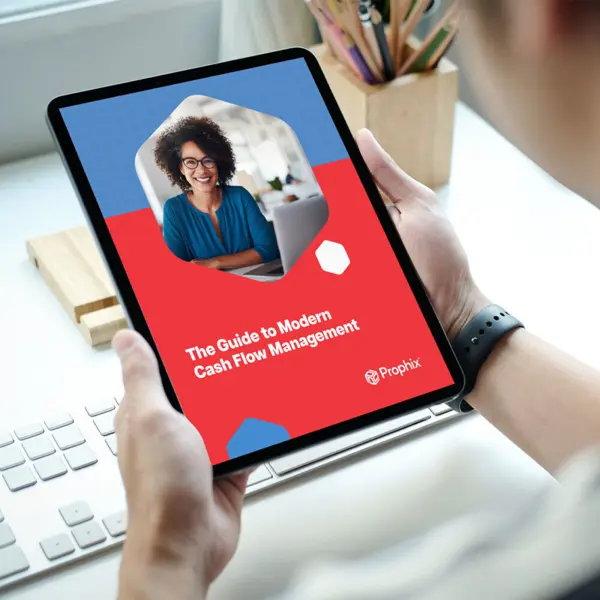Uma pessoa segura um iPad mostrando uma mulher sorridente usando culos