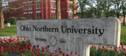 Entrada principal do edifcio da Universidade Ohio Northern, cercada por flores