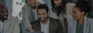 Mensen op het werk glimlachen en kijken naar een rapport op het scherm van een laptopcomputer