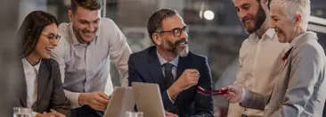 Un groupe de professionnels souriants et collaboratifs les uns avec les autres