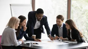 Een groep professionals die samenwerken in een vergadering, zakelijke zaken bespreken en samen werken om gemeenschappelijke doelen te bereiken