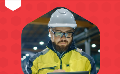 Un homme avec un casque de scurit et des lunettes de scurit tenant une tablette, vtu d?une veste jaune, prt  travailler sur un chantier de construction