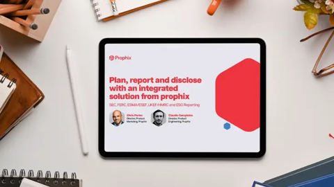 Um iPad repousa sobre uma mesa, exibindo texto em sua tela