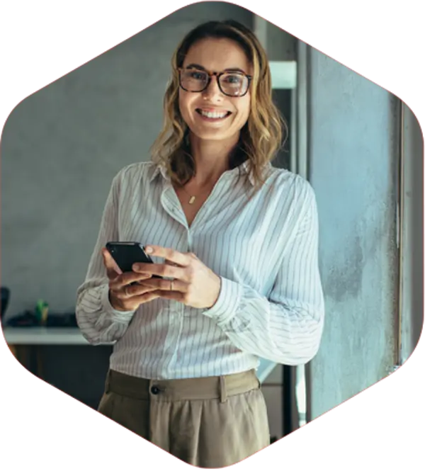 Una donna professionale che tiene uno smartphone e sorride