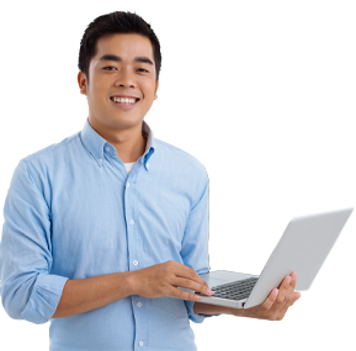 Um homem em p, segurando seu laptop e sorrindo mostrando os dentes