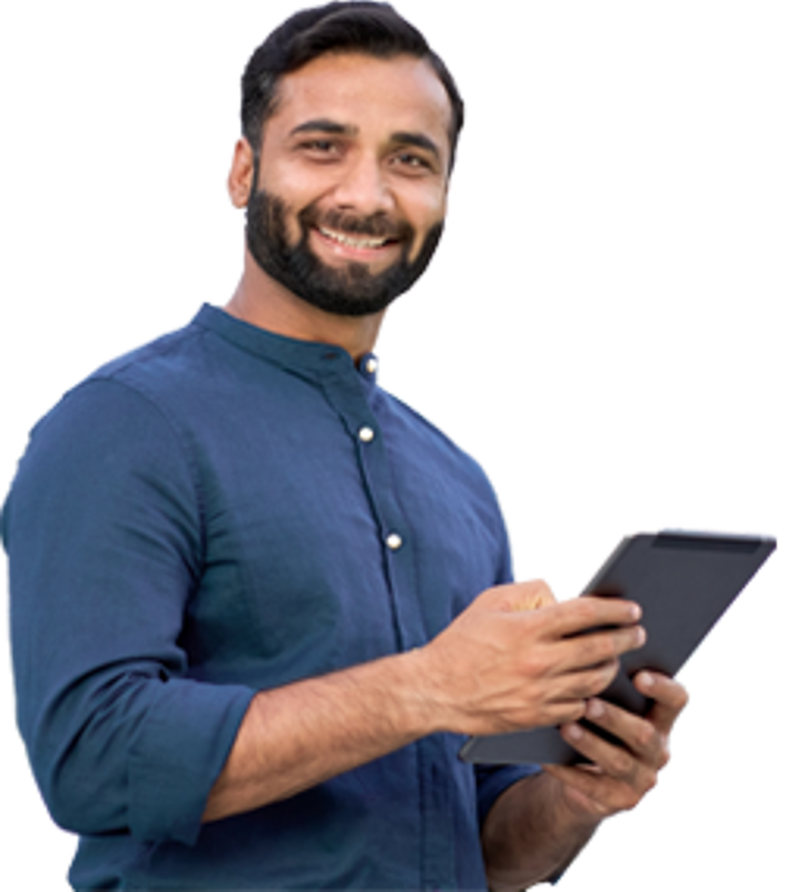 Um homem em p, segurando seu iPad e sorrindo mostrando os dentes