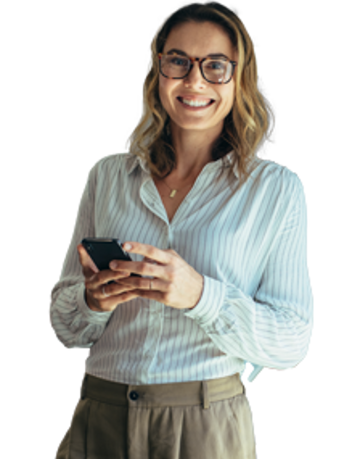 Uma mulher profissional com culos, em p e sorrindo mostrando os dentes enquanto segura um smartphone