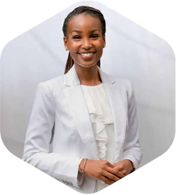 Une femme professionnelle en costume blanc souriant