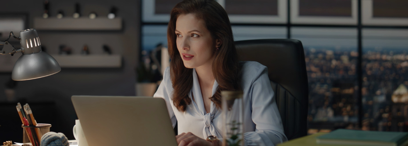 Ein Fachmann, der in seinem Bro am Schreibtisch sitzt