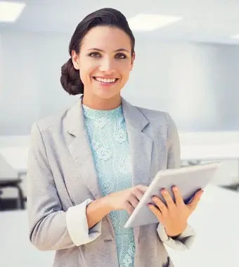 Empowered Decision Making Eine berufsttige Frau im Business-Anzug hlt selbstbewusst ein Tablet in der Hand und demonstriert damit ihre moderne und technikaffine Herangehensweise an ihre Arbeit