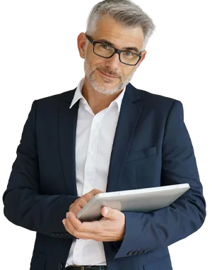 Ein Mann in Anzug und Brille, der mit einem iPad in der Hand steht und selbstbewusst grinst