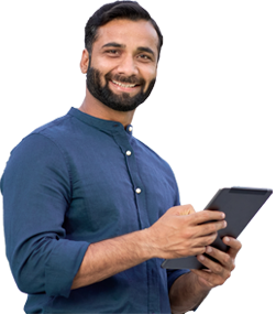 Ein Mann steht, hlt sein iPad und lchelt mit seinen Zhnen